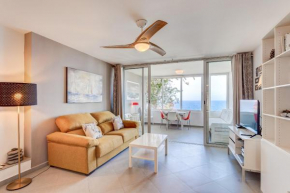 Elegante apartamento con vista directa al mar